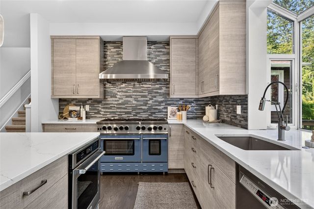 25720 NE 4th Place, Sammamish, WA 98074