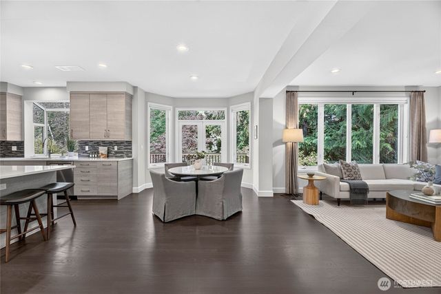 25720 NE 4th Place, Sammamish, WA 98074