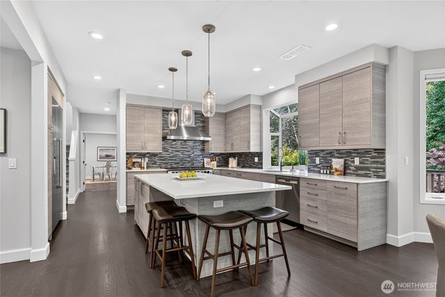 25720 NE 4th Place, Sammamish, WA 98074