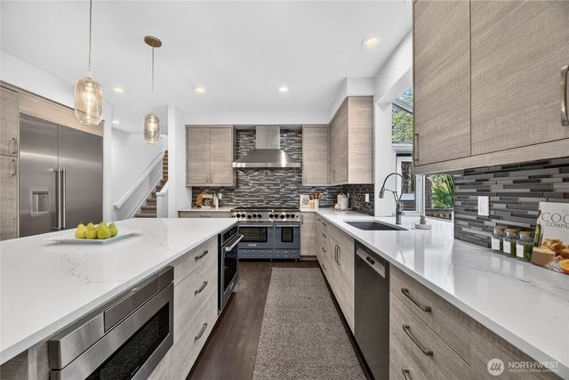 25720 NE 4th Place, Sammamish, WA 98074
