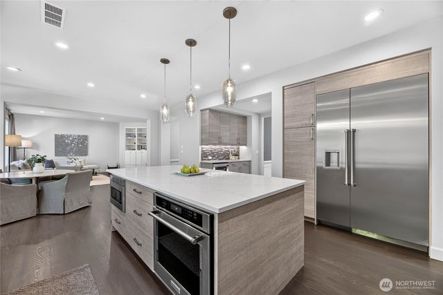 25720 NE 4th Place, Sammamish, WA 98074