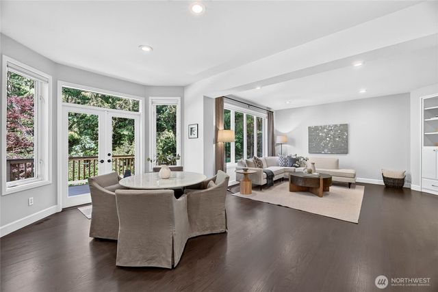 25720 NE 4th Place, Sammamish, WA 98074