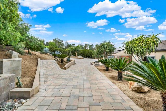 16117 Martincoit Rd, Poway, CA 92064
