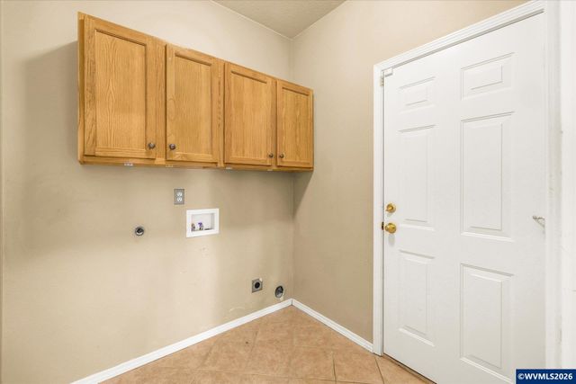 2548 Edgewater Dr, Woodburn, OR 97071