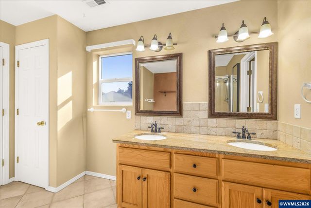 2548 Edgewater Dr, Woodburn, OR 97071