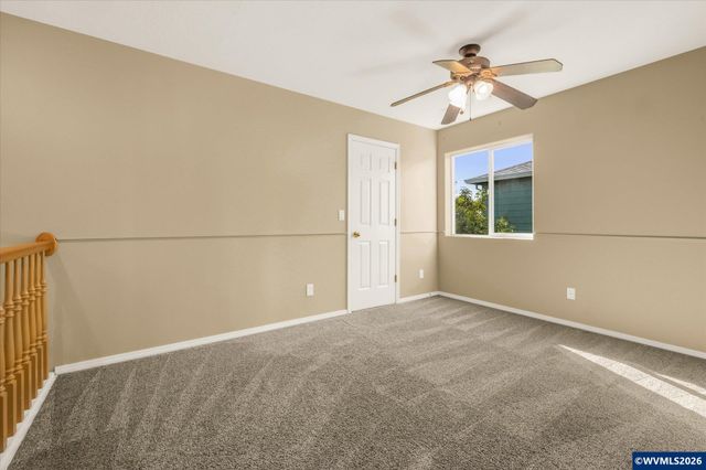 2548 Edgewater Dr, Woodburn, OR 97071