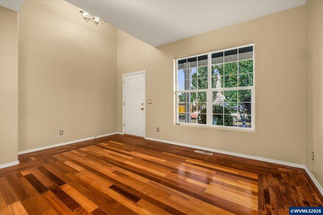 2548 Edgewater Dr, Woodburn, OR 97071
