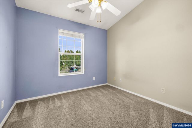 2548 Edgewater Dr, Woodburn, OR 97071