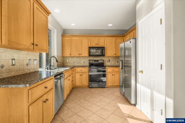 2548 Edgewater Dr, Woodburn, OR 97071