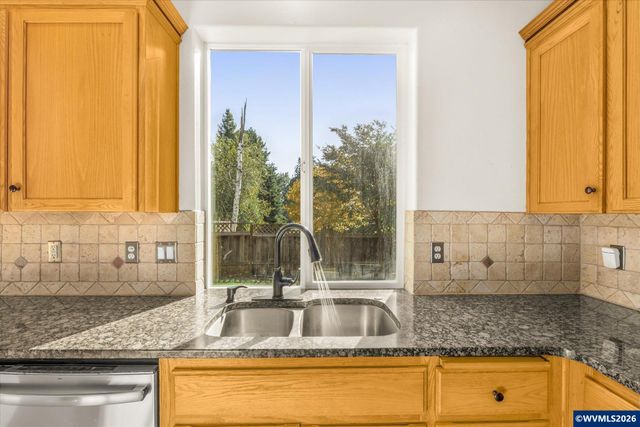 2548 Edgewater Dr, Woodburn, OR 97071