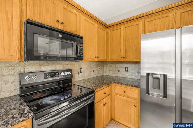 2548 Edgewater Dr, Woodburn, OR 97071