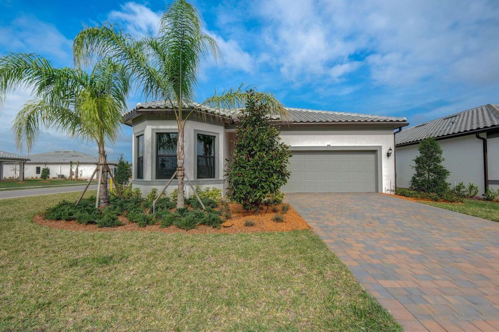 837 SE Courances Drive, Port St Lucie, FL 34984