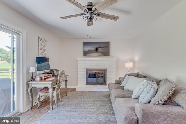 327 LENAPE LN, Chalfont, PA 18914