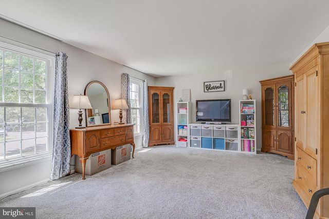 327 LENAPE LN, Chalfont, PA 18914