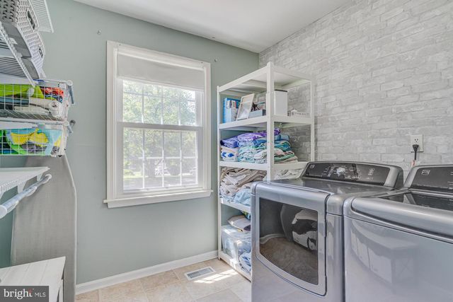 327 LENAPE LN, Chalfont, PA 18914