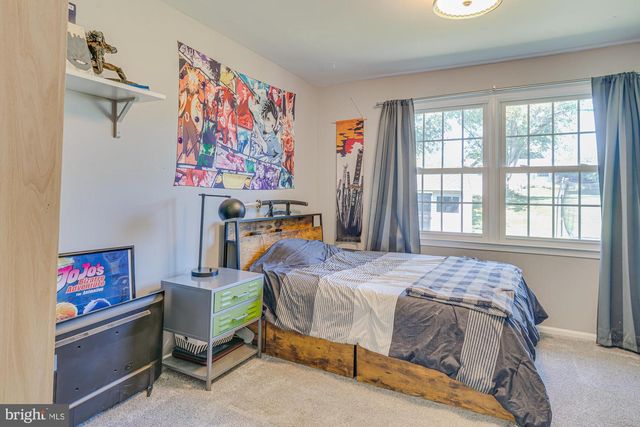 327 LENAPE LN, Chalfont, PA 18914