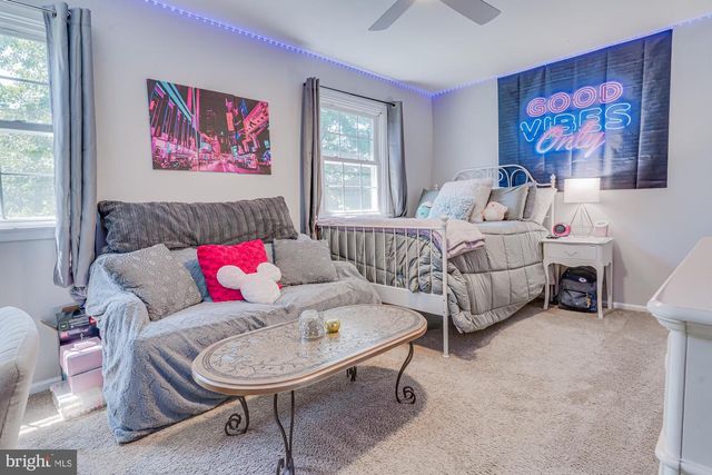 327 LENAPE LN, Chalfont, PA 18914