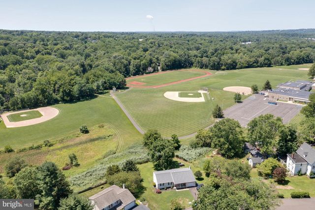 327 LENAPE LN, Chalfont, PA 18914