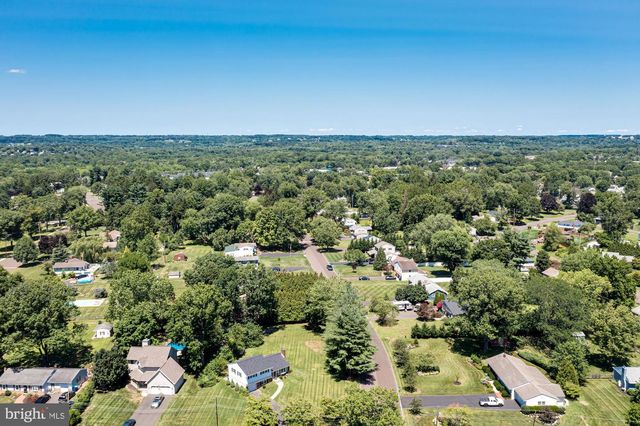 327 LENAPE LN, Chalfont, PA 18914
