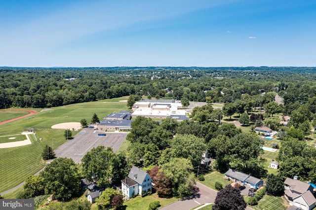 327 LENAPE LN, Chalfont, PA 18914