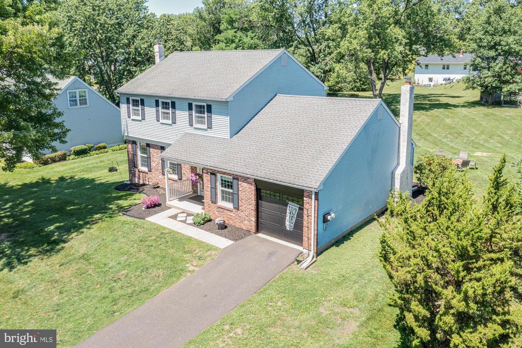 327 LENAPE LN, Chalfont, PA 18914
