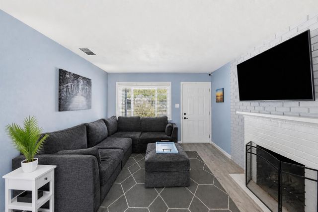 5420 Priscilla Ln, Sacramento, CA 95820