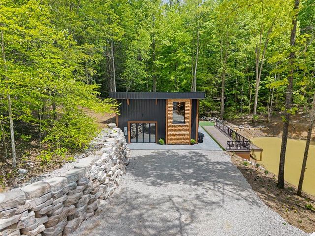 33 Jubilee Way, Zoe, KY 41397