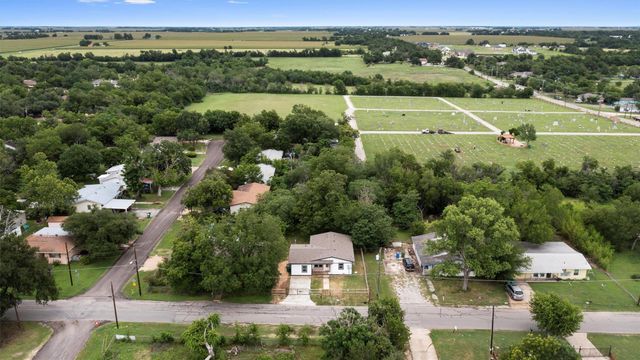 1216 Jones ST, Taylor, TX 76574