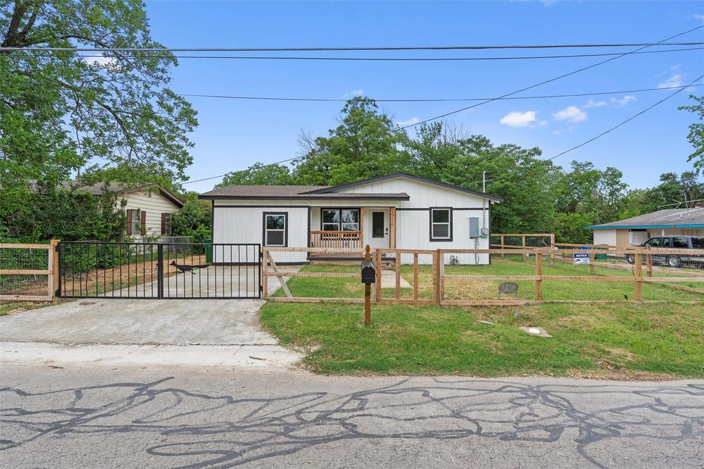 1216 Jones ST, Taylor, TX 76574