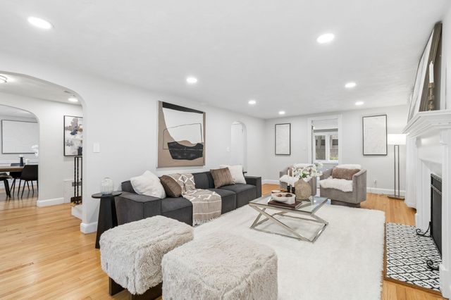 17 Woodhaven Rd, Newton, MA 02468