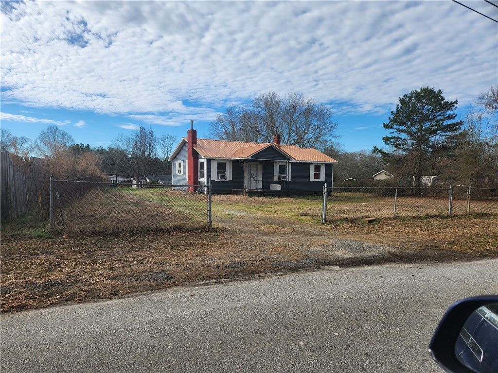 1326 Chiquola Avenue, Honea Path, SC 29654