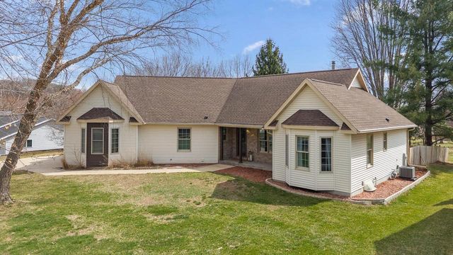 1012 Pine Grove Drive, Reedsburg, WI 53959