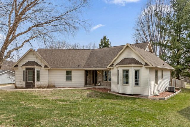 1012 Pine Grove Drive, Reedsburg, WI 53959