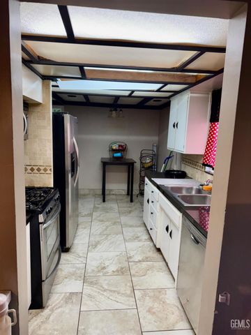 3204 Hollins Street, Bakersfield, CA 93305