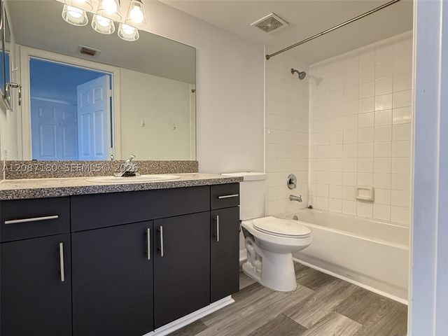 5045 Wiles Rd 303, Coconut Creek, FL 33073