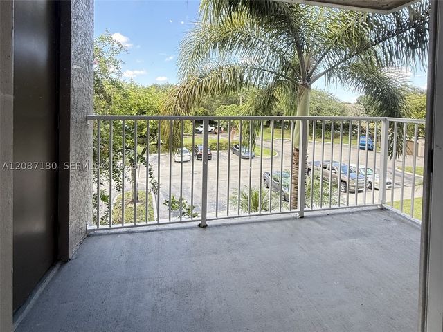 5045 Wiles Rd 303, Coconut Creek, FL 33073