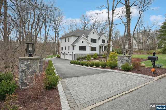 868 Pueblo Drive, Franklin Lakes, NJ 07417