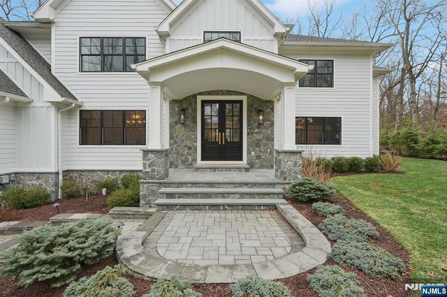 868 Pueblo Drive, Franklin Lakes, NJ 07417