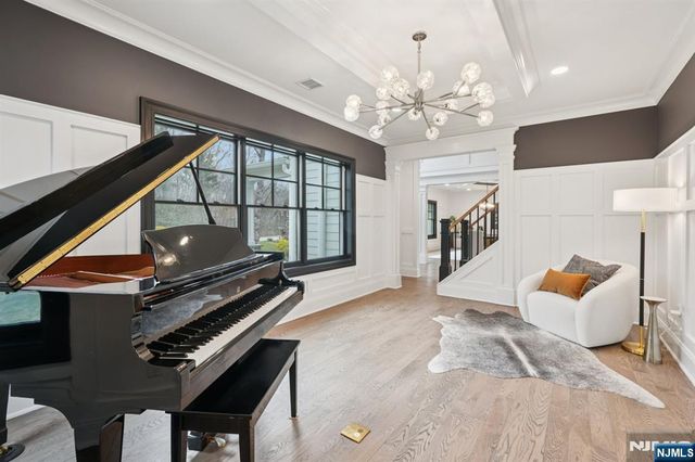 868 Pueblo Drive, Franklin Lakes, NJ 07417