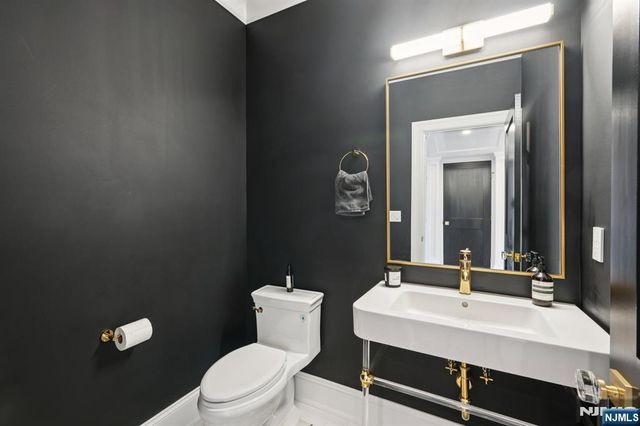 868 Pueblo Drive, Franklin Lakes, NJ 07417