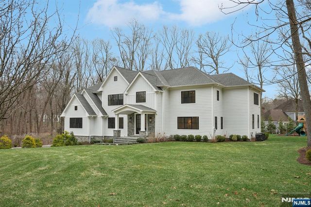 868 Pueblo Drive, Franklin Lakes, NJ 07417