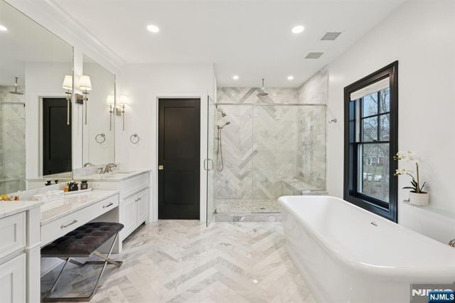 868 Pueblo Drive, Franklin Lakes, NJ 07417