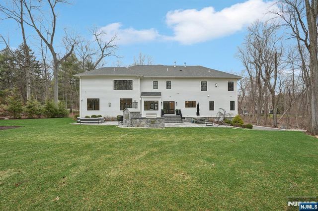 868 Pueblo Drive, Franklin Lakes, NJ 07417