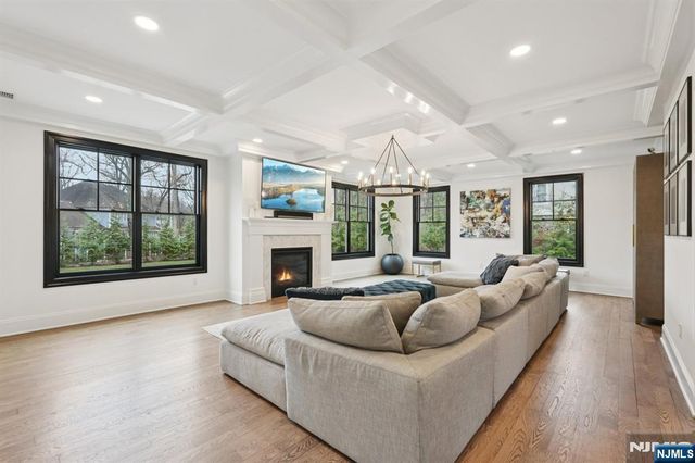 868 Pueblo Drive, Franklin Lakes, NJ 07417