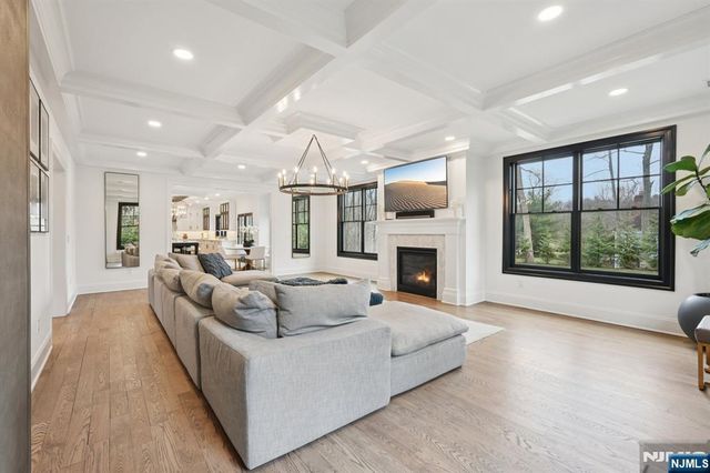 868 Pueblo Drive, Franklin Lakes, NJ 07417