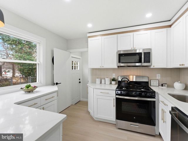 421 LEE AVE, Beverly, NJ 08010