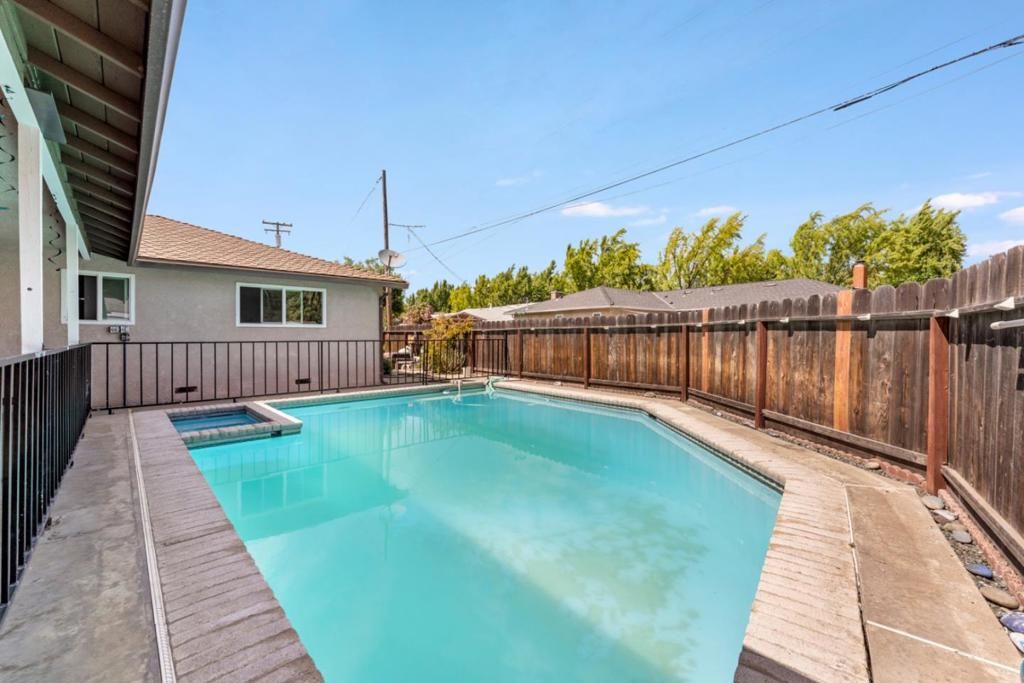 Image 2 of property listing at 2704 Westchester Lane, Modesto, CA 95350