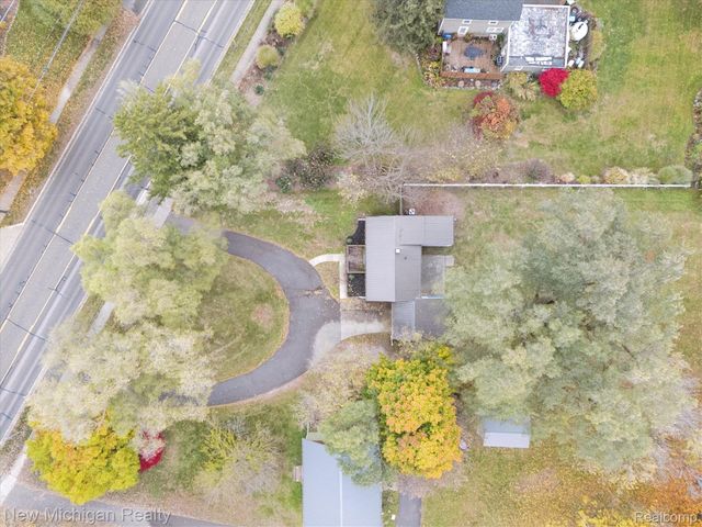823 W Silver Lake Road, Fenton, MI 48430