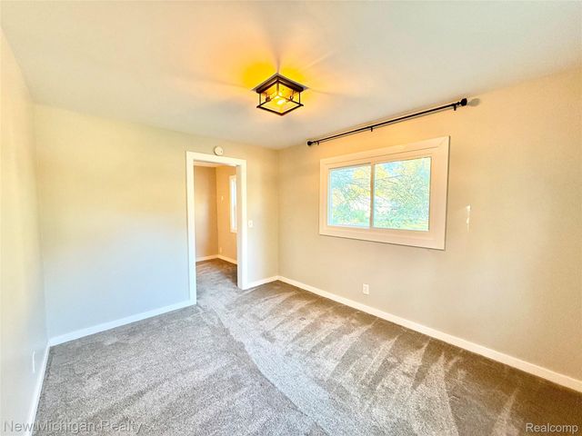 823 W Silver Lake Road, Fenton, MI 48430