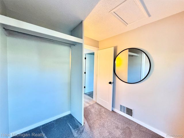 823 W Silver Lake Road, Fenton, MI 48430